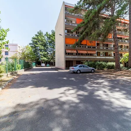 Apartment Spacious For 8 With Balcony In