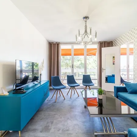 Spacious For 8 With Balcony In Apartment