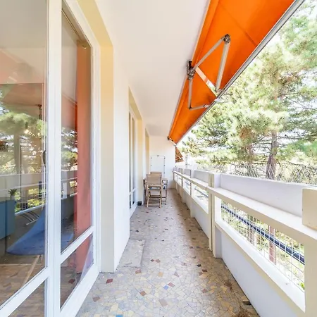 Spacious For 8 With Balcony In