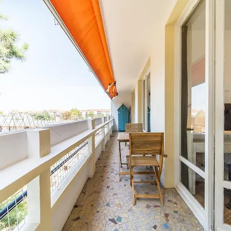 Spacious For 8 With Balcony In * Bron