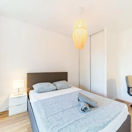 Spacious For 8 With Balcony In Bron
