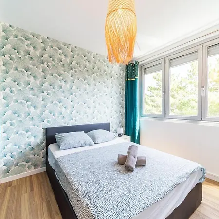Spacious For 8 With Balcony In Bron