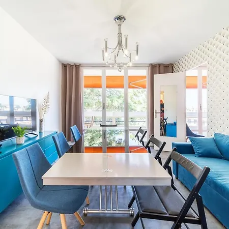 Apartment Spacious For 8 With Balcony In