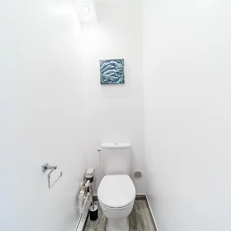 Spacious For 8 With Balcony In Bron