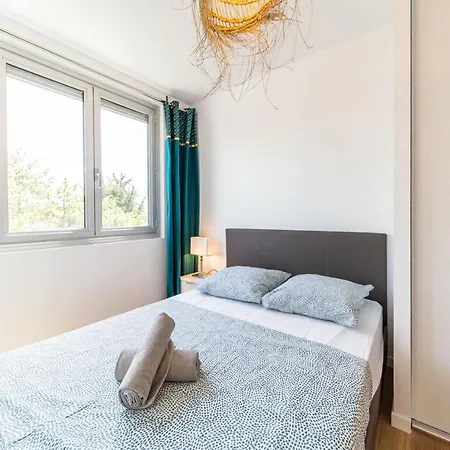 Apartment Spacious For 8 With Balcony In *