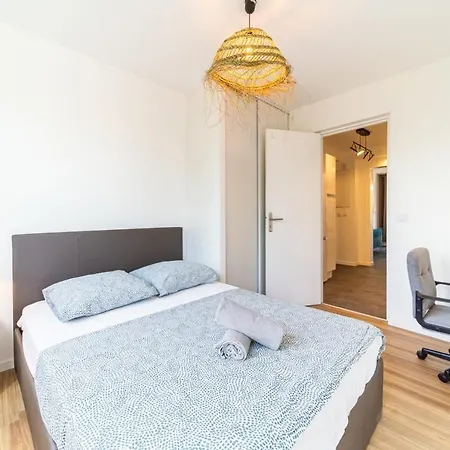Spacious For 8 With Balcony In