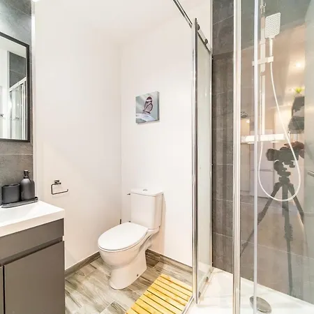Apartment Spacious For 8 With Balcony In Bron