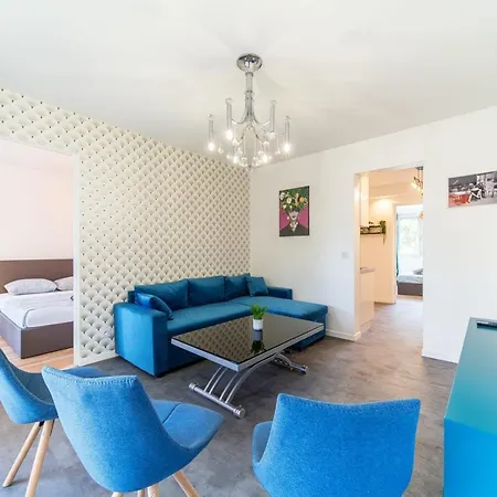 Spacious For 8 With Balcony In Apartment