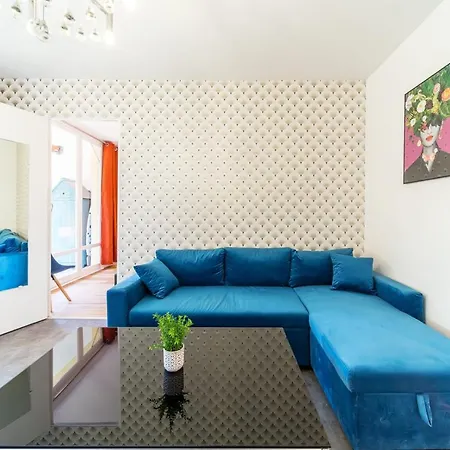 Spacious For 8 With Balcony In