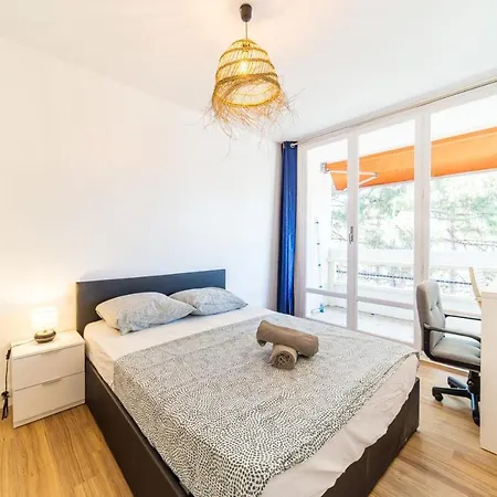 Apartment Spacious For 8 With Balcony In