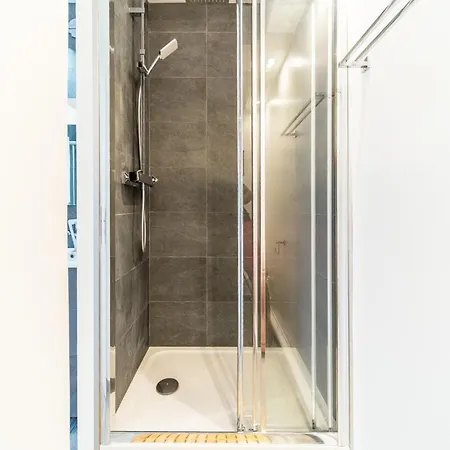 Spacious For 8 With Balcony In Apartment