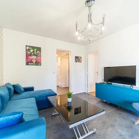 Spacious For 8 With Balcony In * Bron