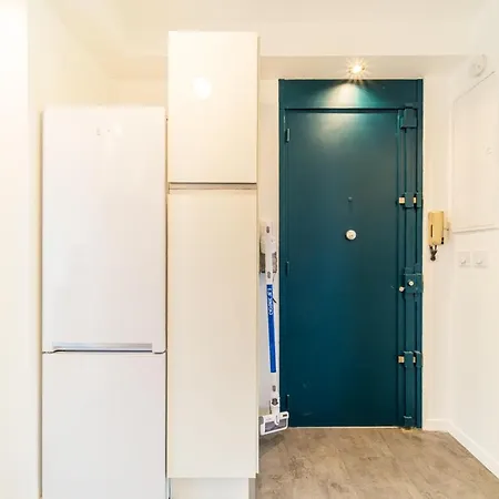 Spacious For 8 With Balcony In Apartment Bron