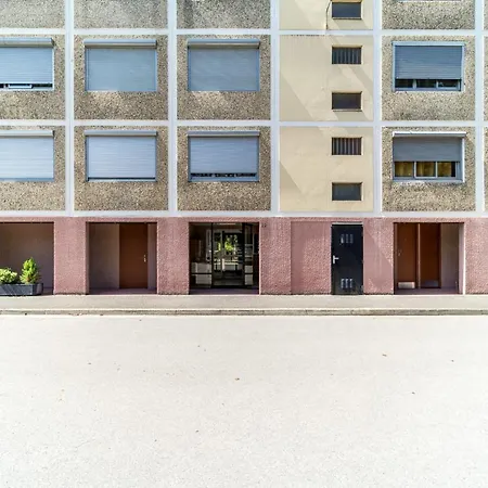Spacious For 8 With Balcony In Bron