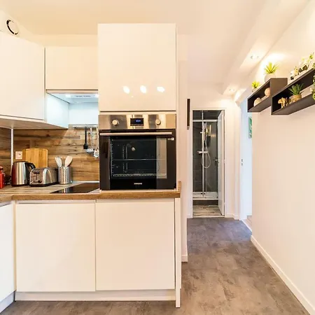 Spacious For 8 With Balcony In