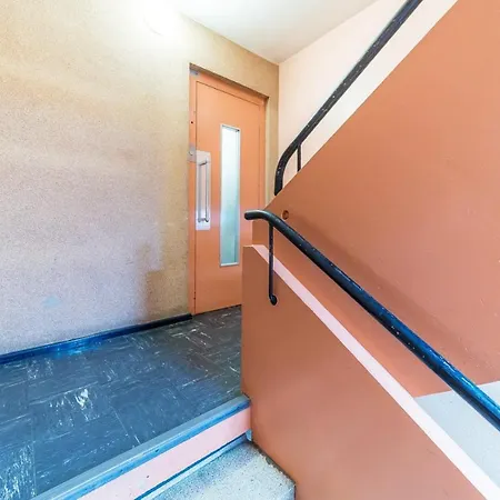 Spacious For 8 With Balcony In Bron