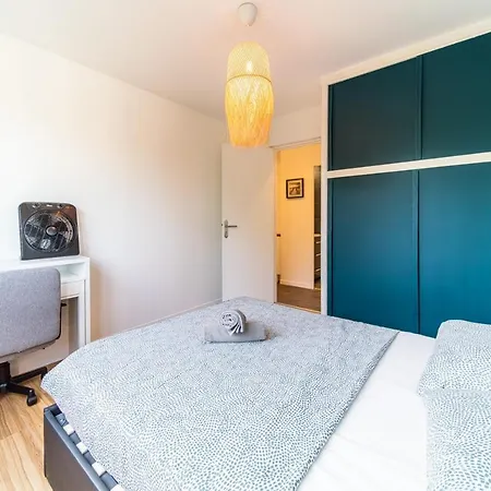 Spacious For 8 With Balcony In Bron